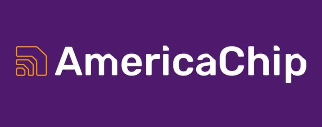 logo da America Chip com o nome da empresa escrito em branco sobre um fundo roxo. Antes de começar a escrita há um símbolo amarelo de uma rede de internet