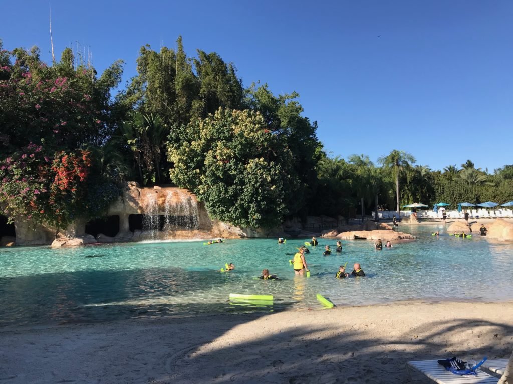 Área de praia artificial para nado no Discovery Cove, com areia, queda d