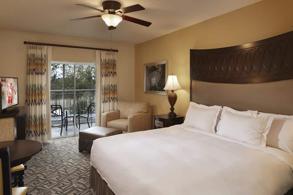 Quarto com cama ampla e super aconchegante no Hilton Grand Vacations at SeaWorld