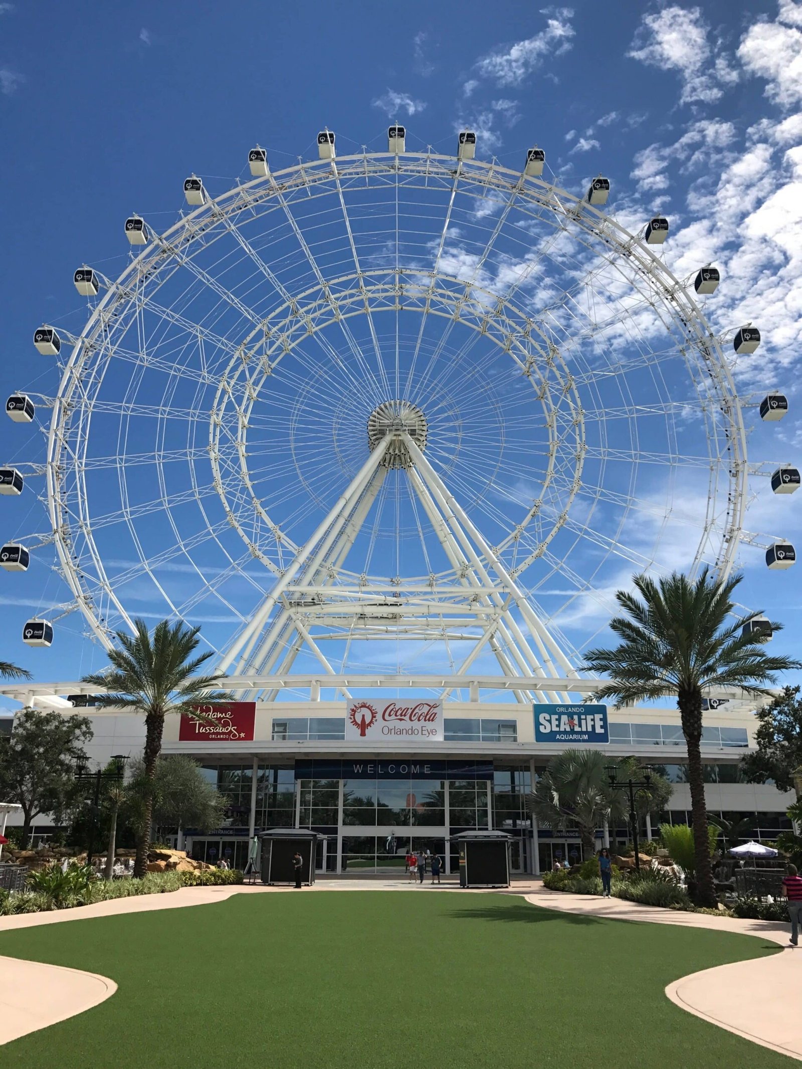 A Orlando Eye é uma roda-gigante e oferece vistas panorâmicas deslumbrantes da cidade e de seus arredores, incluindo parques temáticos famosos, lagos e, em dias claros, até o horizonte, sendo uma ótima alternativa de o que fazer em Orlando.