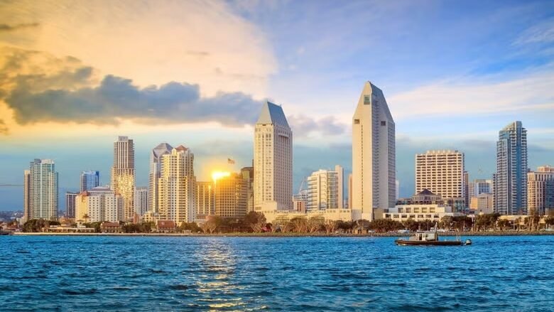 Baía de San Diego. Na foto é possível ver apenas um pedaço da água e os prédios ao fundo.