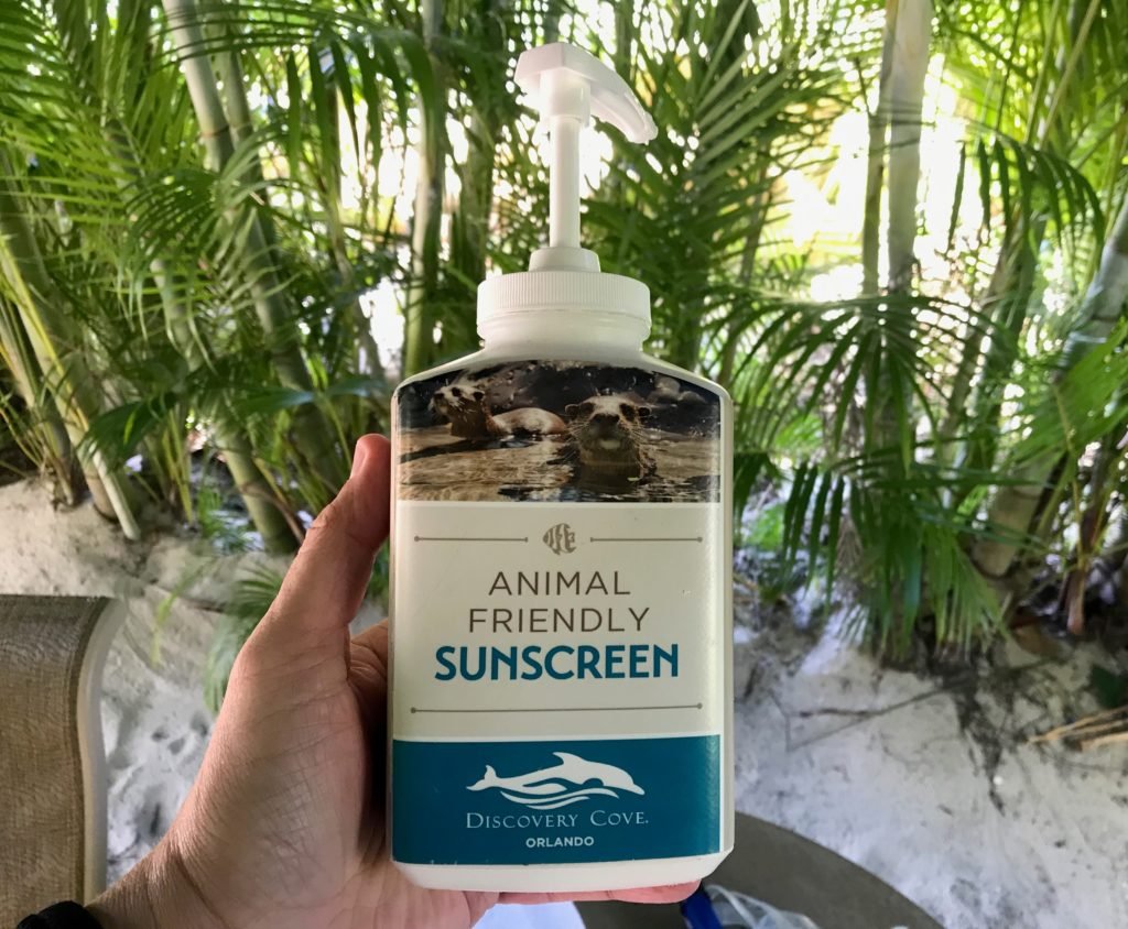 Foto de frasco de protetor solar pet-friendly exclusivo do parque
