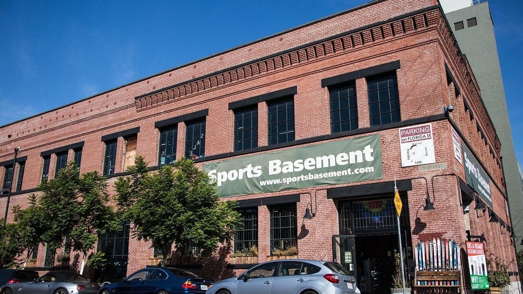 prédio de tijolos vermelhos com janelas escuras da Sports Basement, uma das lojas onde comprar em San Francisco